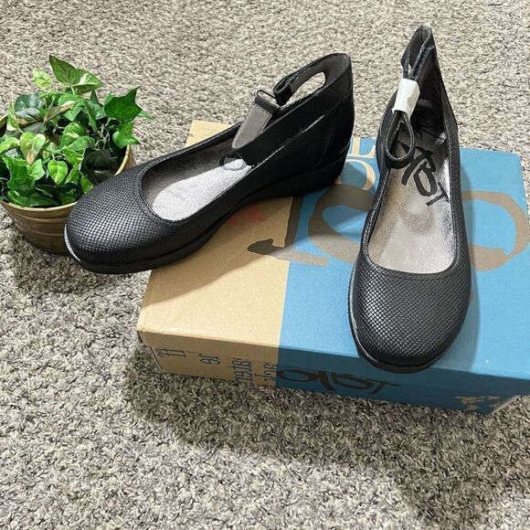 OTBT Scamper Leather Low Wedge Shoes Ankle Strap Size 6 M Black Leather New - Picture 3 of 8